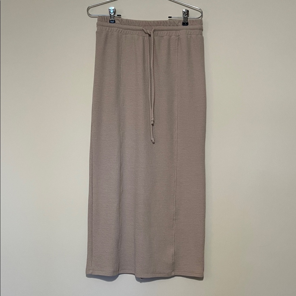 Tres Bien Beige Midi Skirt